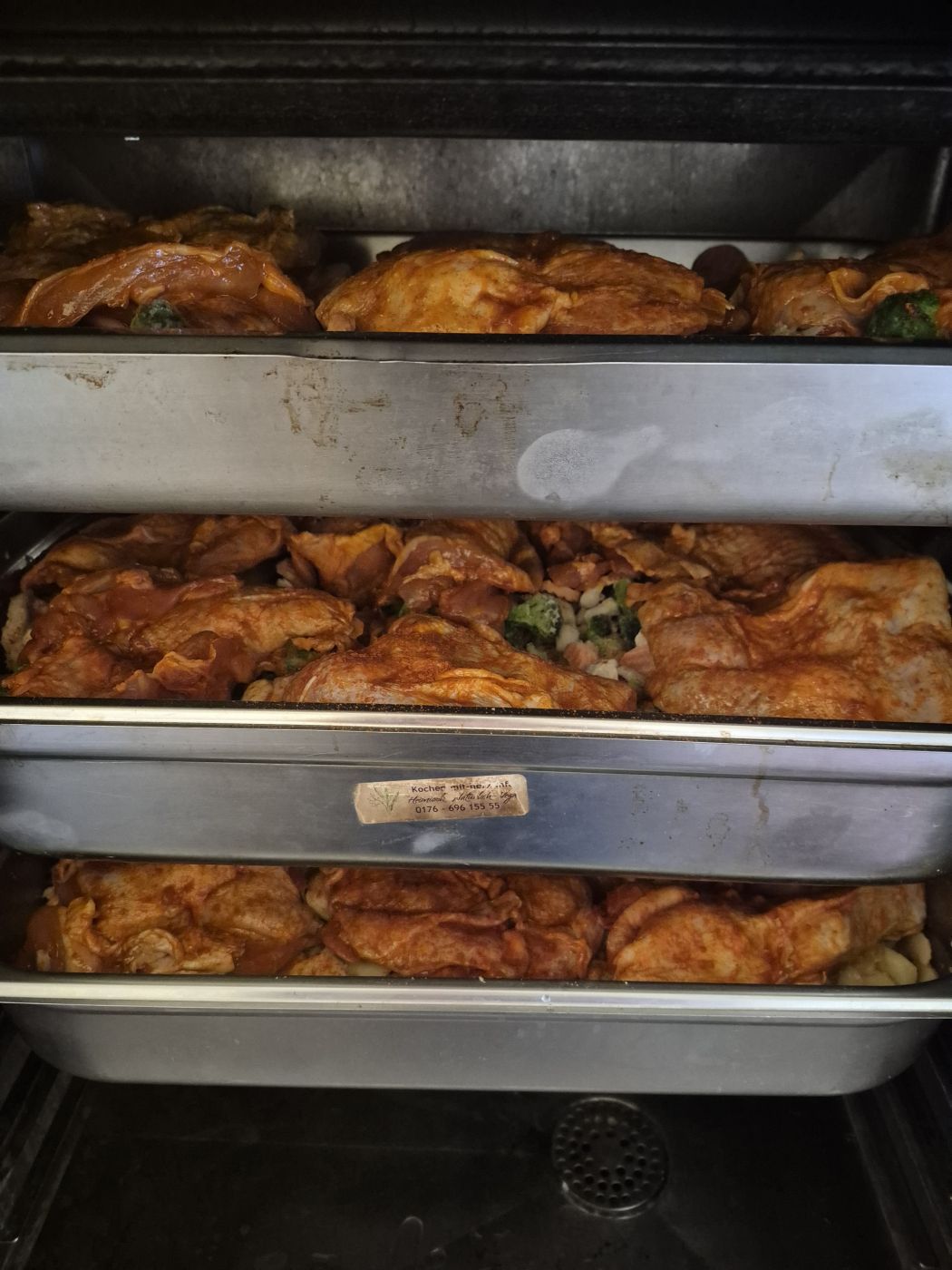 Hähnchenschenkel ohne Knochen auf Kartoffel Scheiben